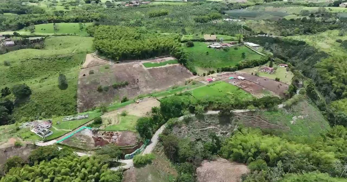 Vista aérea de una parcelación campestre con vías y lotes en Ulloa, Valle del Cauca, Colombia