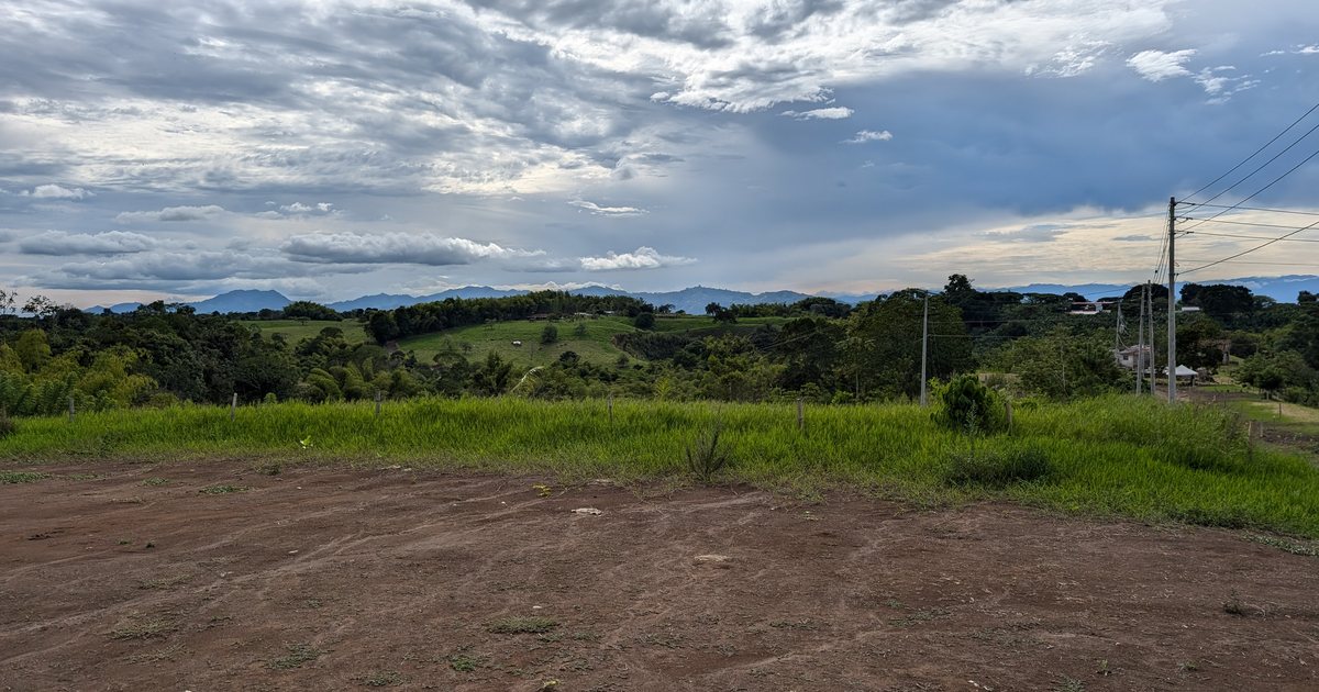 Lote campestre en el Eje Cafetero con vista a la cordillera Central bajo un cielo nublado